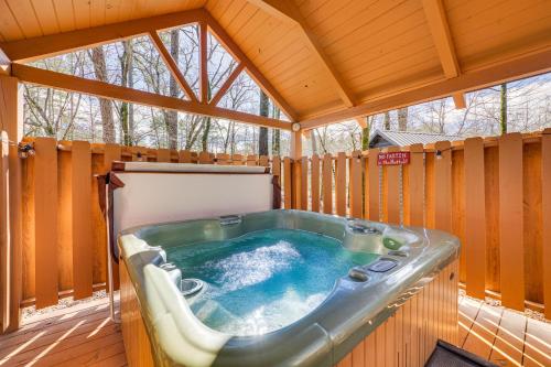 Broken Bow Cabin w/ Hot Tub ~ 5 Mi to State Park!, Broken Bow (fotografie 3)