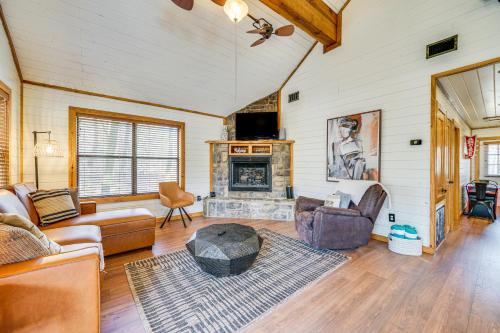 Broken Bow Cabin w/ Hot Tub ~ 5 Mi to State Park!, Broken Bow (fotografie 4)