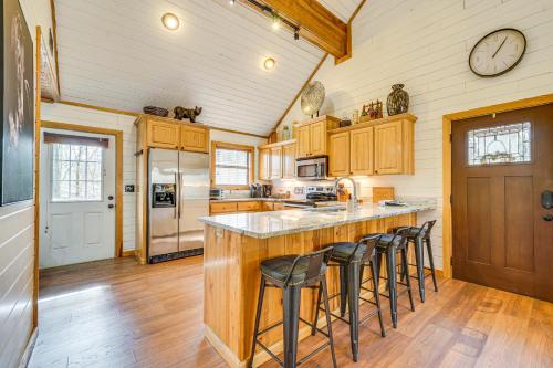 Broken Bow Cabin w/ Hot Tub ~ 5 Mi to State Park!, Broken Bow (fotografie 6)