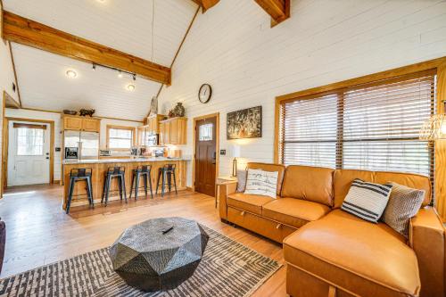 Broken Bow Cabin w/ Hot Tub ~ 5 Mi to State Park!, Broken Bow (fotografie 5)