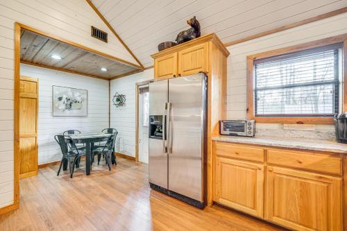 Broken Bow Cabin with Hot Tub about 5 Mi to State Park!