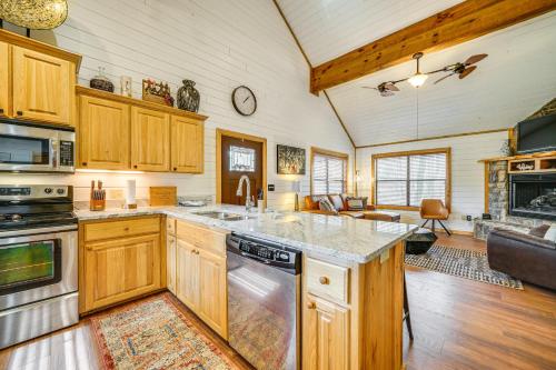 Broken Bow Cabin w/ Hot Tub ~ 5 Mi to State Park!, Broken Bow (fotografie 7)