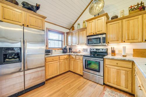 Broken Bow Cabin w/ Hot Tub ~ 5 Mi to State Park!, Broken Bow (fotografie 8)