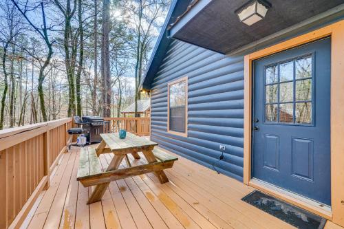 Broken Bow Cabin with Hot Tub about 5 Mi to State Park!