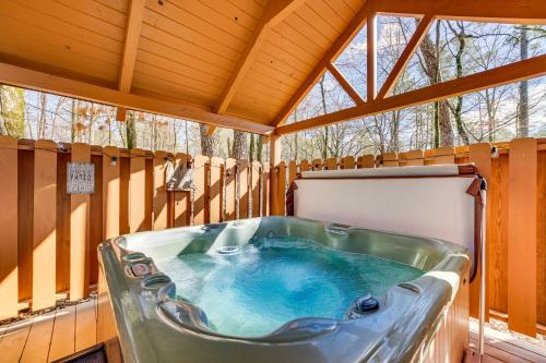 Broken Bow Cabin with Hot Tub about 5 Mi to State Park!