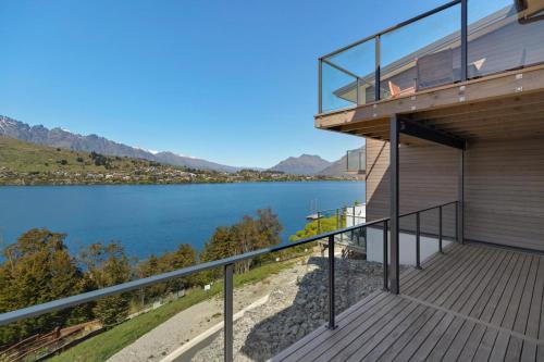 Luxury Lakeside Retreat - main image