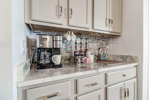 Gorgeous Oceanview 3BR Luxury Condo - Latitude in Gulfport, USA