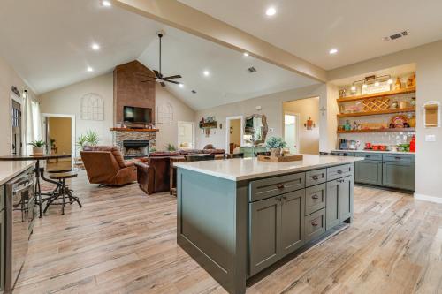 Country Home Near Fredericksburg Fire Pit and Grill in Tivydale, USA