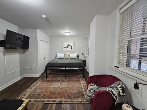 Cozy King Bed Stay at the Historic Inman - 201 in Champaign, USA