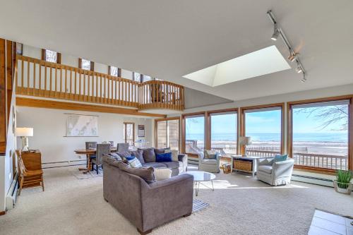Private Beach and Deck Lake Michigan Home in Menominee, USA