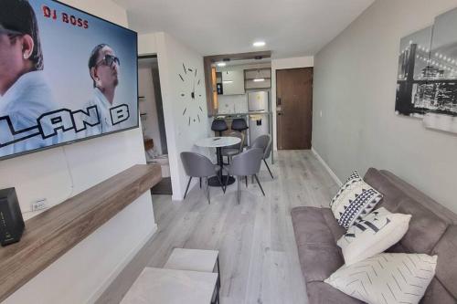 a 2 cuadras del metro estación