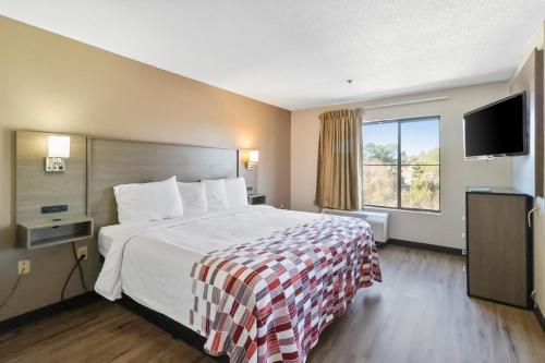 Red Roof Inn & Suites Fayetteville-Fort Bragg - image 9