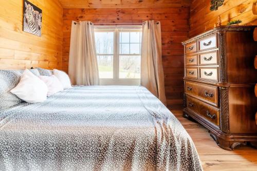 Charming Rustic Cabin 3,600sf with Private Pool, Hot Tub & Sauna!