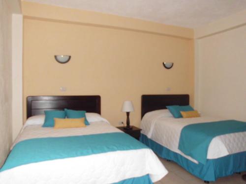 2 twin beds