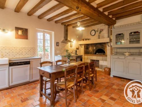 Maison de Charme avec Piscine Chauffee a 300m de la Loire, Proche Saumur et Sites UNESCO - FR-1-622- in La Ménitré