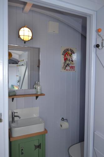 Twin Barn Shepherd’s Huts Twin Barn Shepherd’s Huts