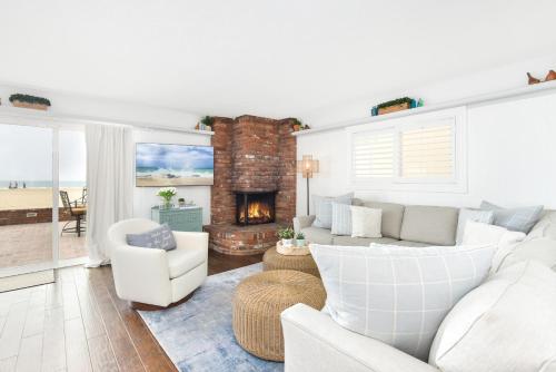 4 Bedroom Oceanfront Home with Giant Patio on the Sand in Newport Beach, USA