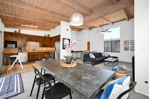 2 bedroom close to the beach on 65th St in Newport Beach, USA