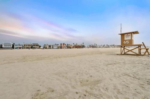 2 Bedroom steps to the beach in West Newport in Newport Beach, USA