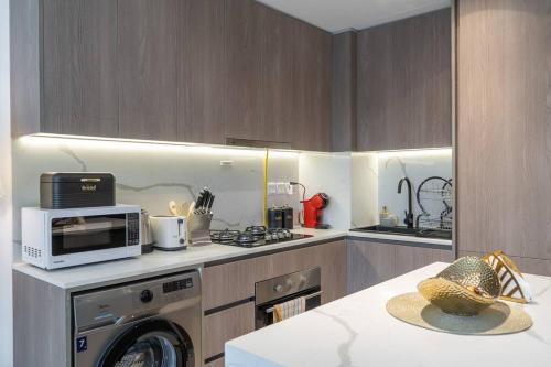 Stylish 1BR Retreat in Laya Heights, Studio City, Dubai (Foto 10)