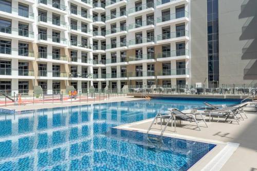 Stylish 1BR Retreat in Laya Heights, Studio City, Dubai (Foto 6)