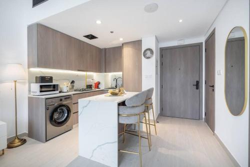 Stylish 1BR Retreat in Laya Heights, Studio City, Dubai (Foto 9)