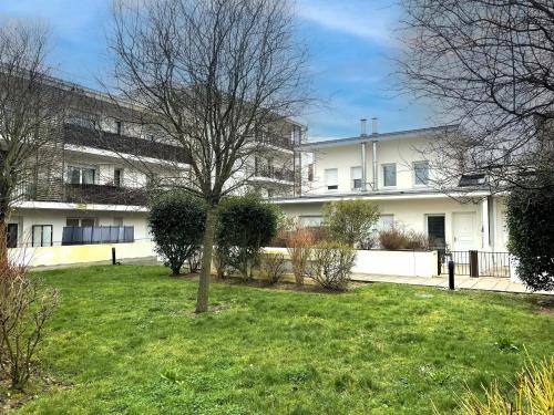 . Appartement spacieux avec rooftop et garages privés à 3 min de la gare d'Épernon - FR-1-581-129