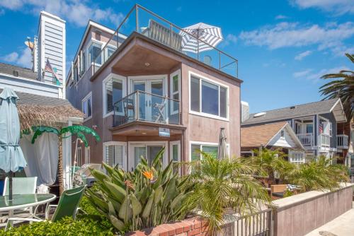 Luxury 3 Bedroom walk to Beach & Pier