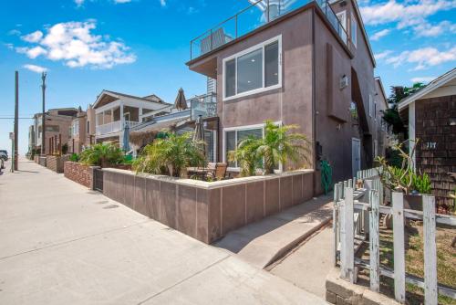 Luxury 3 Bedroom walk to Beach & Pier