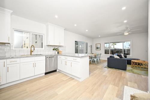 Brand New Home by the Beach & Historic Sunset Water Tower in Surfside