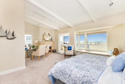 7 Bedroom Oceanfront Home & Back House in Newport Beach, USA
