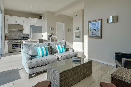 New Renovated Beach Home with Ocean Views in Newport Beach, USA
