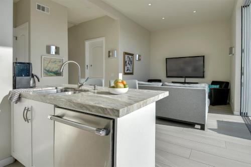 New Renovated Beach Home with Ocean Views in Newport Beach, USA