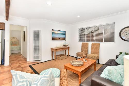2 Bedroom BACK Apt at OCEANFRONT HOME on 15th St in Newport Beach, USA