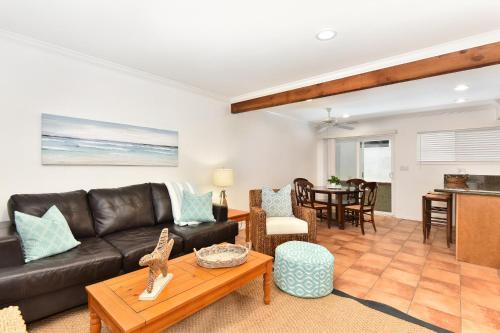 2 Bedroom BACK Apt at OCEANFRONT HOME on 15th St in Newport Beach, USA