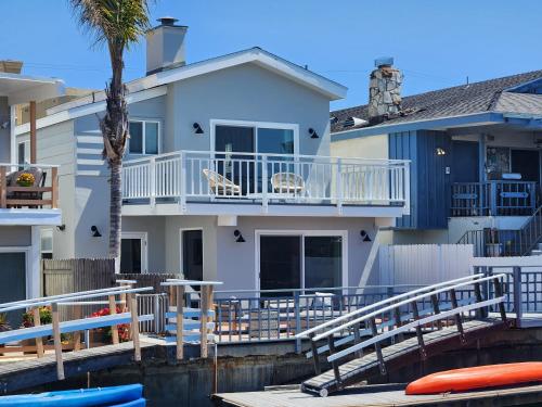Sunset Island Waterfront Home with Kayaks across the Street from the Beach in Sunset Beach, USA