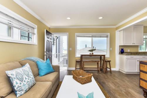 Oceanfront Back Home with View of the Sea in Newport Beach, USA