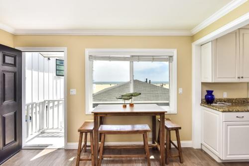 Oceanfront Back Home with View of the Sea in Newport Beach, USA