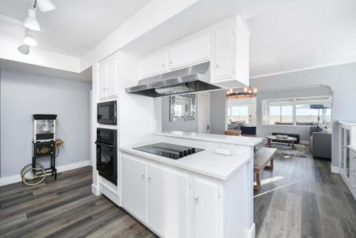 5 Bedroom Duplex on the Boardwalk next to Balboa Pier in Newport Beach, USA
