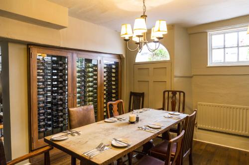 บริการและสิ่งอำนวยความสะดวก, The Sun Inn in เฟเวอร์ชาม