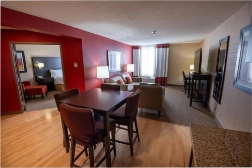 Holiday Inn Express Hotel & Suites Chatham South, an IHG Hotel