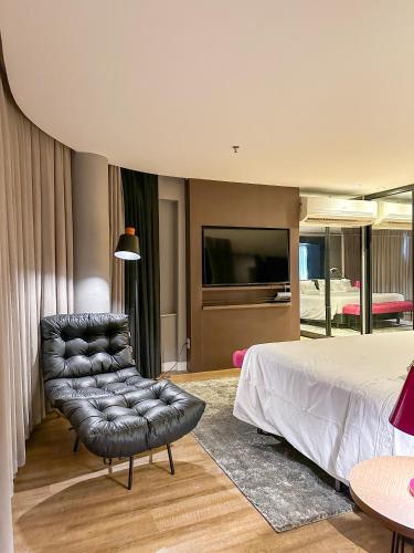 Suite with Hot Tub image 4