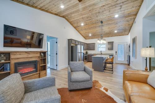Serene Cabin about 2 Mi to Lake in Broken Bow! in Broken Bow, USA