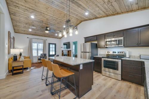 2 Mi to Broken Bow Lake Cabin with Covered Patios in Broken Bow, USA