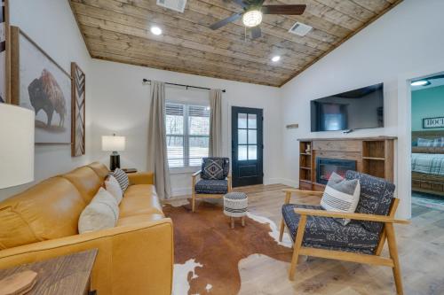 2 Mi to Broken Bow Lake Cabin with Covered Patios in Broken Bow, USA