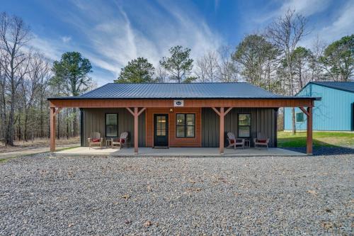 2 Mi to Broken Bow Lake Cabin with Covered Patios in Broken Bow, USA