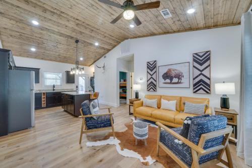 2 Mi to Broken Bow Lake Cabin with Covered Patios in Broken Bow, USA