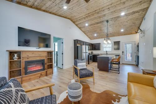 2 Mi to Broken Bow Lake Cabin with Covered Patios in Broken Bow, USA