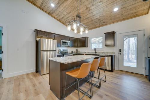 2 Mi to Broken Bow Lake Cabin with Covered Patios in Broken Bow, USA