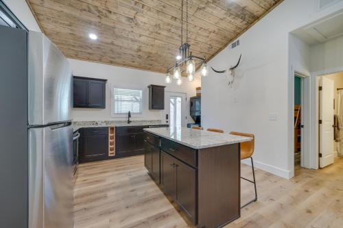 2 Mi to Broken Bow Lake Cabin with Covered Patios in Broken Bow, USA